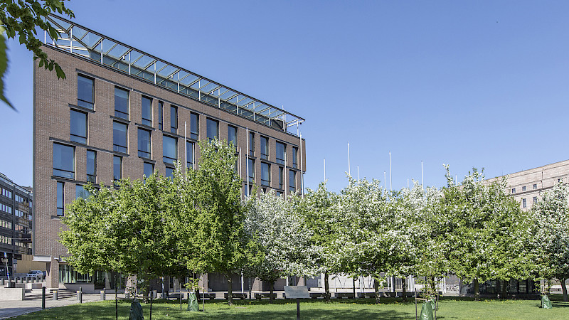 Pikkuparlamentti kuvattuna kesällä