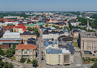Flygfoto över Helsingfors. Massor av byggnader med olika färgade tak.