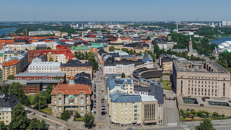 Ilmakuva Helsingistä. Paljon rakennuksia, joissa eri värisiä kattoja.